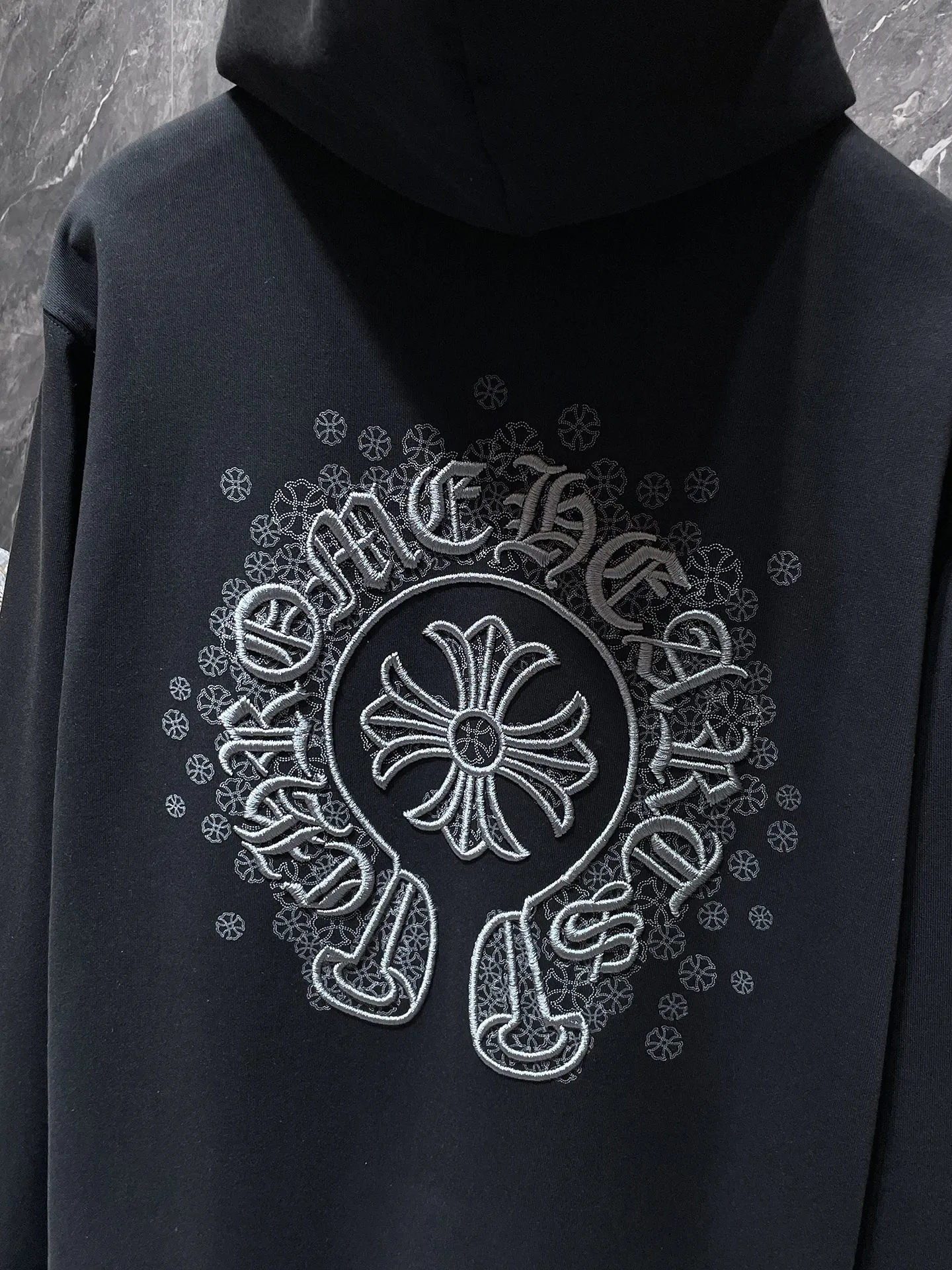 P260 Chrome Hearts Autumn and Winter 2025 Counter Synchronization Chrome Horseshoe Sanskrit Cross Embroidery Hooded Sweatshirt Vacuum Embroidery Method! Heavy embroidery! ! ! Tens of thousands of needles! ! Improved customized version of 1:1 high-gram weight high-quality fabric Recommended color: Specially customized mud lime Black Size: S, M, L, XL